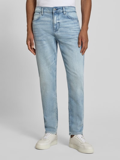 Männermodel trägt Slim Fit Jeans aus Baumwoll-Mix mit Lyocell-Anteil Modell 'ONYX BO' von BOSS Orange in Hellblau, Ganzkörperansicht von vorne