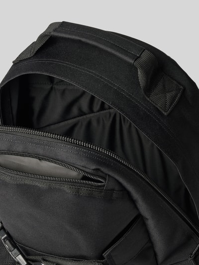 Produktfoto, Rucksack mit Logo-Patch Modell 'KICKFLIP' van Carhartt Work In Progress, zwart, ritssluiting, Hoofdvak, Ritszak, textuur van textiel, Breedte maat 1: 44 cm, Lengte maat 1: 47 cm, Diepte maat 1: 16 cm, bandlengte maat 1: 66 cm
