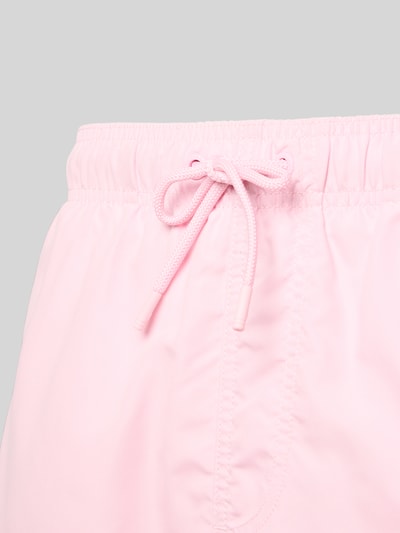 Produktfoto, Badehose mit Label-Patch Modell 'Mike' von Shiwi für Herren in Rosa, Loose-Fit, elastischer Bund mit Kordelzug, Gesäßleistentasche, glatte Oberfläche