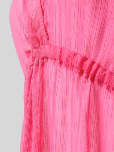 Frauenmodel trägt Kaftan mit V-Ausschnitt Modell 'SABRINA' von DORINA, Taillierter Schnitt, Minikleid, Detailaufnahme Textur.
