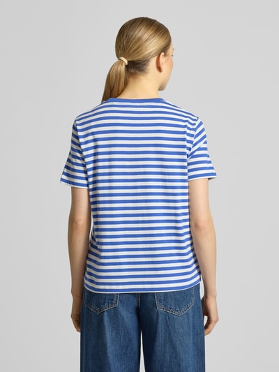 Vrouwenmodel draagt T-shirt met Rundhalsausschnitt und Label-Stitching van Gant, puur katoen, regular fit, ruglengte maat S 56 cm, volledig van achteren