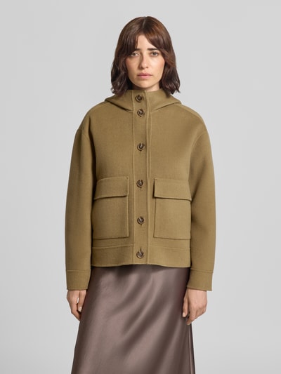 Frauenmodel trägt Jacke aus Schurwoll-Mix mit Pattentaschen von Luisa Cerano in Oliv, Regular Fit, mit Kapuze, Knopfleiste und aufgesetzten Pattentaschen, Textur glatt, Brustweite 55 cm, Länge 61 cm, Ärmellänge 55 cm, Ganzkörperansicht von vorne.