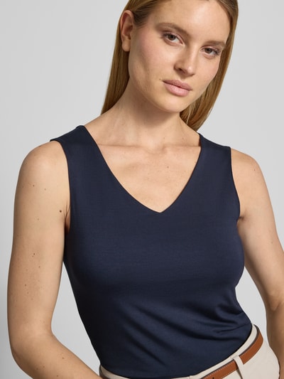 Frauenmodel trägt Top mit V-Ausschnitt Modell 'Marica' von Soyaconcept in Dunkelblau, Lyocell-Elasthan-Mix, Slim-Fit, Nahaufnahme Oberkörper. Rückenlänge bei Größe S: 60 cm.