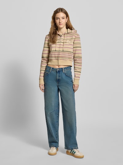 Frauenmodel trägt Jeans mit 5-Pocket-Design Modell 'HAZAL' von Noisy May in Blau, lockerer Schnitt, reine Baumwolle, Ganzkörperansicht von vorne.