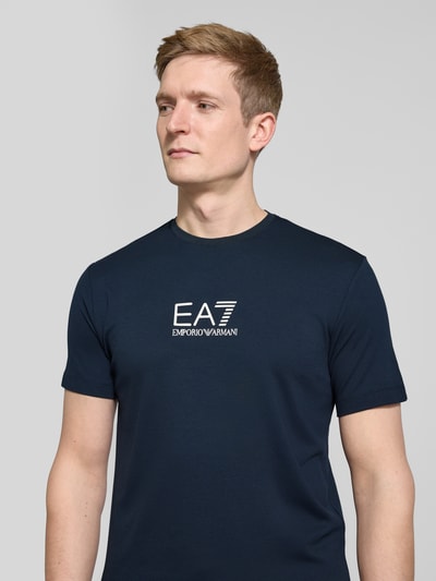 EA7 Emporio Armani T-Shirt mit Label-Print Dunkelblau 3