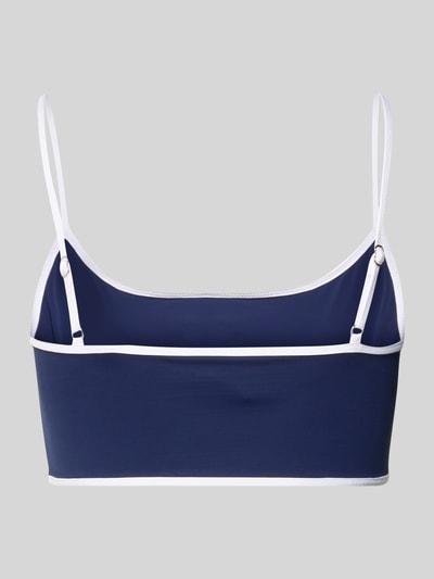 Frauenmodel trägt Bikini-Oberteil mit Logo-Stitching von Polo Ralph Lauren, Optik: Unifarben, Stretch-Material, Ganzkörperansicht Rückansicht.