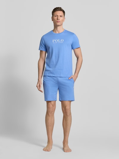 Männermodel trägt Regular Fit Pyjama-Oberteil aus reiner Baumwolle Modell 'CREW-SLEEP-TOP' von Polo Ralph Lauren Underwear, Optik: Unifarben mit Logo-Stitching und Label-Print, Crew Neck, Kurzarm, Ganzkörperansicht von vorne.