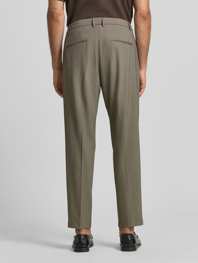 Männermodel trägt Straight Fit Hose mit Viskose-Anteil Modell 'Salto' von CINQUE in Grau, glatte Textur, Bundfalten, Ganzkörperansicht Rückansicht. Elastischer Material-Mix, Gesäßtaschen, Haken- und Reißverschluss, Bundweite 47 cm, Innenbeinlänge 73 cm.