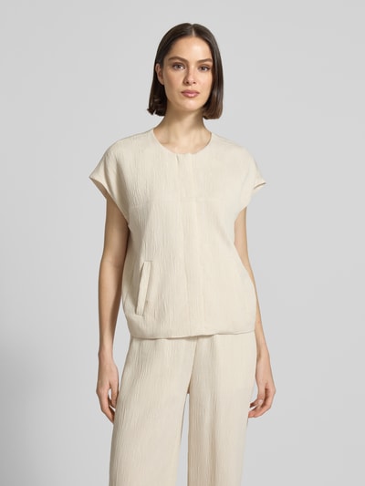 Frauenmodel trägt Bluse aus Viskose-Mix mit Eingrifftaschen Modell 'Wenali' von OPUS PANTS in Beige, lockerer Schnitt, Ganzkörperansicht von vorne