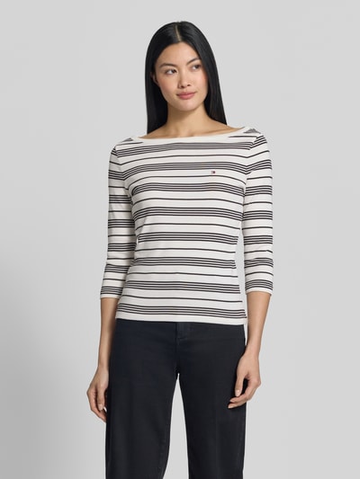 Frauenmodel trägt Slim Fit T-Shirt aus reiner Baumwolle von Tommy Hilfiger, gestreift in Weiß und Schwarz, Ganzkörperansicht von vorne, Damen T-Shirt von Tommy Hilfiger.
