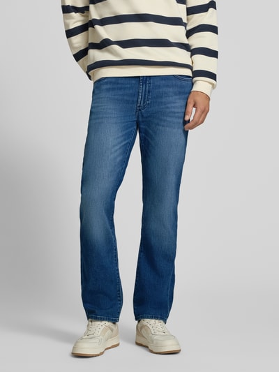 Männermodel trägt Relaxed Fit Jeans aus Baumwoll-Mix Modell 'Clint' von Brax in mittelblauem Denim, Herren Wide & Loose Fit Jeans, Ganzkörperansicht von vorne.