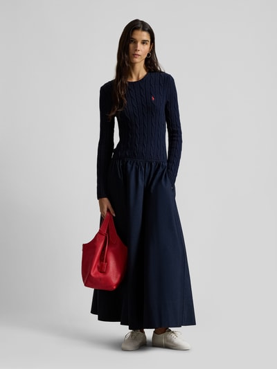Vrouwenmodel draagt Ausgestelltes Strickkleid aus Woll-Mix mit Kaschmir-Anteil van Polo Ralph Lauren, unikleurig donkerblauw, maxi-lengte, rondhals, kabelpatroon, logo-stiksel, lange mouwen met geribbelde boorden, zij-insteekzakken, gebreide wol-mixstructuur, volledige lichaamsvoorzijde.