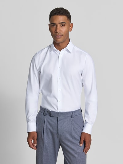 Männermodel trägt Slim Fit Businesshemd aus Twillgewebe mit extra langem Arm von OLYMP Level Five, weiß, Kentkragen, Ganzkörperansicht von vorne.