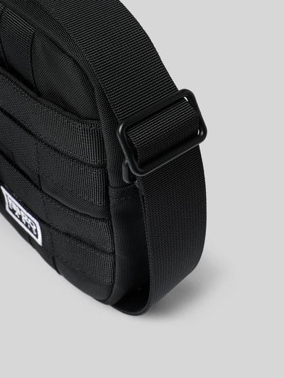 Produktfoto, Sling Bag mit Logo-Stitching von Kenzo in Schwarz mit Strukturmuster, Reißverschluss, abnehmbarem Schulterriemen, Detailaufnahme