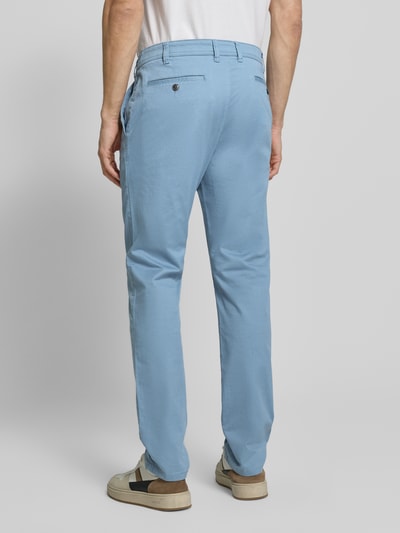 Männermodel trägt Straight Fit Chino mit Eingrifftaschen von MCNEAL aus elastischem Baumwoll-Mix in Hellblau, Ganzkörperansicht Rückansicht.