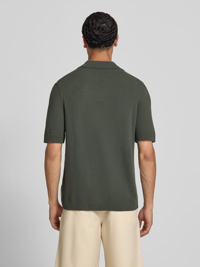 Mannelijk model draagt Regular Fit poloshirt uit katoenmix van Marc O'Polo Denim in donkergroen, textuur glad, Ganzkörperansicht Rückansicht.