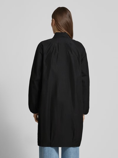 Frauenmodel trägt Mantel mit Stehkragen und Zweiwege-Reißverschluss von Fuchs Schmitt, schwarz, Relaxed Fit, Rückansicht Ganzkörperansicht.