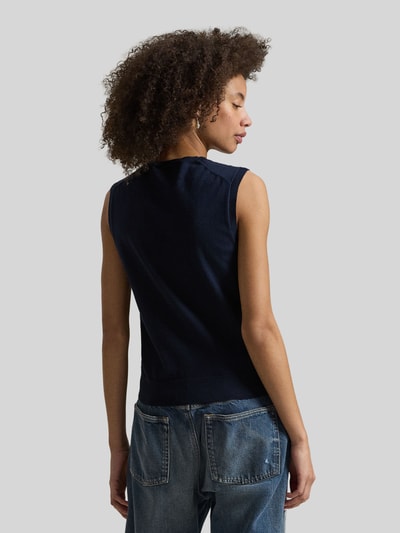Kobiece modelka nosi Regular Fit Top z dzianiny z mieszanki bawełny od Polo Ralph Lauren, efekt: jednolity kolor, wyhaftowane logo, drobny splot, bez rękawów, okrągły dekolt, prążkowane wykończenie, mieszanka bawełny, widok całej sylwetki z tyłu.