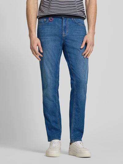 Männermodel trägt Modern Fit Jeans mit Karabiner Modell 'Mitch' von JOOP! Jeans, blauer Baumwoll-Mix mit Stretch-Anteil, Eingrifftaschen, Ganzkörperansicht von vorne.