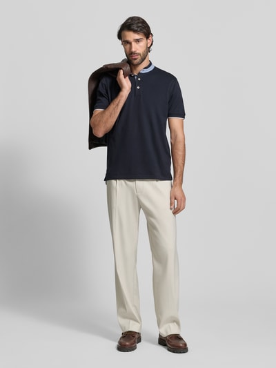 Męski model nosi Regular Fit Koszulka polo z czystej bawełny ze stójką od Christian Berg Men, granatowy kolor, krótkie rękawy, widok całej sylwetki z przodu.