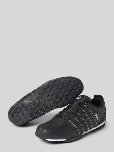 Produktfoto, Sneaker aus Leder mit Label-Details Modell 'Arvee 1.5' von K-SWISS, heren sneakers, gecoat leer, afgerond model, vetersluiting, labeldetails, geprofileerde zool, hakhoogte maat 44: 1 cm, schachthoogte maat 44: 9 cm, schachtbreedte maat 44: 9 cm, zwart met witte accenten, textuurmix van glad leer en profielzool.