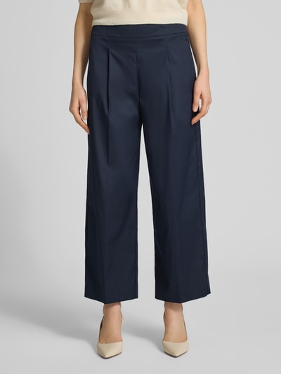 Frauenmodel trägt Hose mit weitem Bein und Bügelfalten von Windsor aus dunkelblauem Baumwoll-Mix mit Stretch-Anteil, Nahaufnahme Oberkörper
