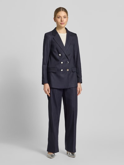 Frauenmodel trägt Regular Fit Blazer mit Pattentaschen von comma, dunkelblauer Lyocell-Mix mit Viskose, Zweireiher, Ganzkörperansicht von vorne.