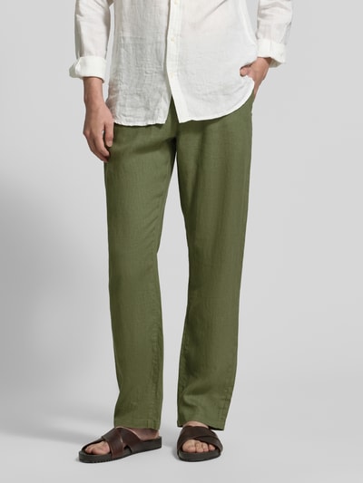 Männermodel trägt Regular Fit Leinenhose mit elastischem Bund von Gant in Olivgrün, Reines Leinen, Schnürung, Nahaufnahme Unterkörper, Ganzkörperansicht von vorne. Bundweite bei Größe M: 44 cm, Innenbeinlänge: 80 cm.