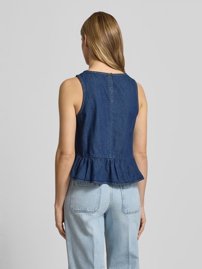 Frauenmodel trägt Jeans-Top mit Schößchendetail von REVIEW aus reiner Baumwolle, mittleres Blau, Ganzkörperansicht Rückansicht.