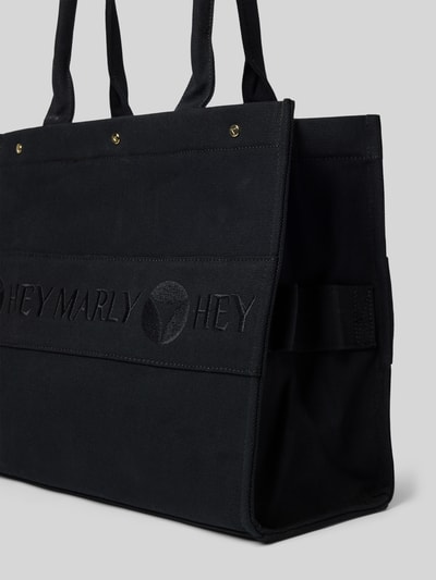 Produktfoto, schwarze Handtasche mit Logo-Stitching Modell 'Signature' von Hey Marley, Strukturmuster, Hauptfach mit Druckknopfverschluss, Schulterriemen, Reißverschlussfach auf der Innenseite, Maße: 32 cm Breite, 41 cm Länge, 16 cm Tiefe, 64 cm Länge Schulterriemen.