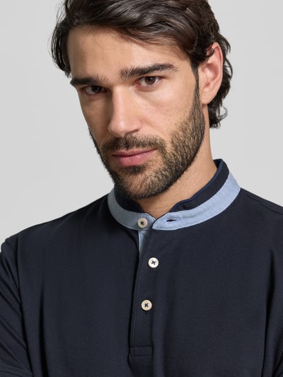 Männermodel trägt Regular Fit Poloshirt aus reiner bawełna mit stójka und listwa guzikowa von Christian Berg Men, krótki rękaw, Nahaufnahme Oberkörper.