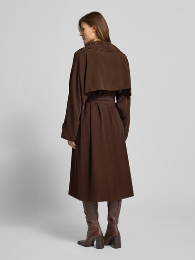 Frauenmodel trägt Mantel mit Reverskragen von Jake*s Casual in Braun, lockerer Schnitt, Taillengürtel, Rückenansicht Ganzkörperansicht.