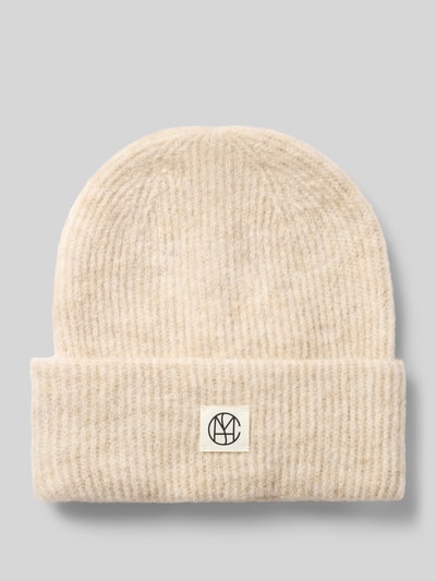 Produktfoto, Mütze aus elastischem Woll-Mix mit Alpaka-Anteil von MSCH Copenhagen in Beige mit breitem Umschlag und Label-Patch auf grauem Hintergrund.