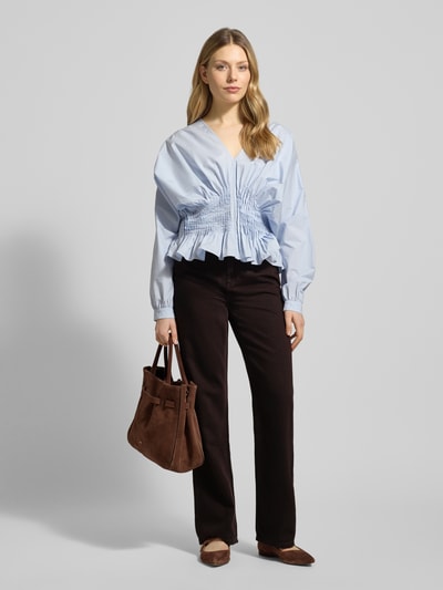 Frauenmodel trägt Straight Fit Jeans mit Eingrifftaschen von Stefanel aus Baumwoll-Lyocell-Mix, dunkel, glatte Struktur, Ganzkörperansicht von vorne.