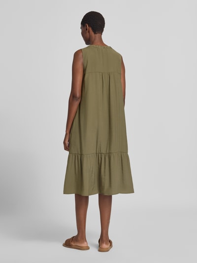 Vrouwenmodel draagt Relaxed Fit jurk met serafinohals van MORE, modalmix, mouwloos design, olijfgroen, ruglengte maat 36: 107 cm, borstwijdte maat 36: 47 cm, Ganzkörperansicht Rückansicht.