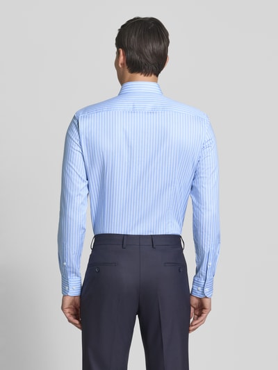 Mannemodel draagt slim fit zakelijk overhemd van katoenmix model 'HANK-SP-C1' van BOSS in tweekleurige look, streepmotief, lange mouwen, haaikraag, doorlopende knoopsluiting, achterpas, manchet met verstelbare breedte, rugaanzicht, ganzekörperansicht rugaanzicht.