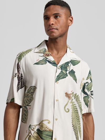 Männermodel trägt Regular Fit Freizeithemd mit Kentkragen Modell 'Kawai' von JOOP! Collection aus reiner Viskose mit Naturprint, Nahaufnahme Oberkörper.