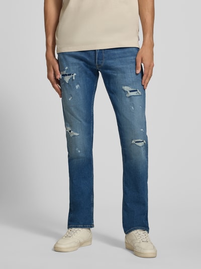 Männermodel trägt Straight Fit Jeans im Destroyed-Look Modell 'Grover' von Replay, Blau mit sichtbarem Baumwoll-Mix, Ganzkörperansicht von vorne. Herren Jeans von Replay, mit Stretch-Anteil, Bundweite 43 cm, Innenbeinlänge 83 cm.
