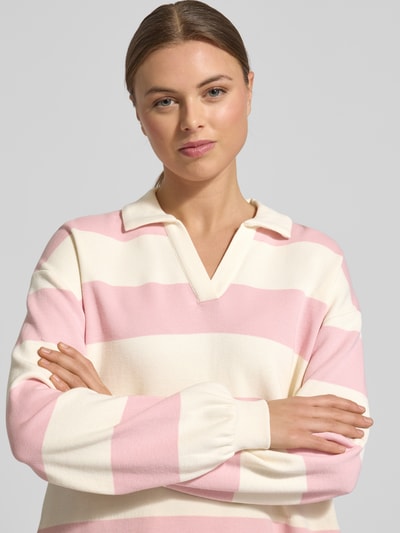 Frauenmodel trägt Sweatshirt mit Umlegekragen Modell 'Glocki' von Opus aus Baumwoll-Elasthan-Mix mit geradem Schnitt, Nahaufnahme Oberkörper.