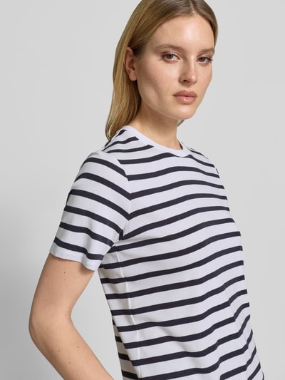 Vrouwenmodel draagt T-shirt im allover-look mit rundhalsausschnitt van comma in mix van katoen en elastaan, regular fit, all-over look, ronde hals, ruglengte bij maat 36: 57 cm. Nahaufnahme bovenlichaam.