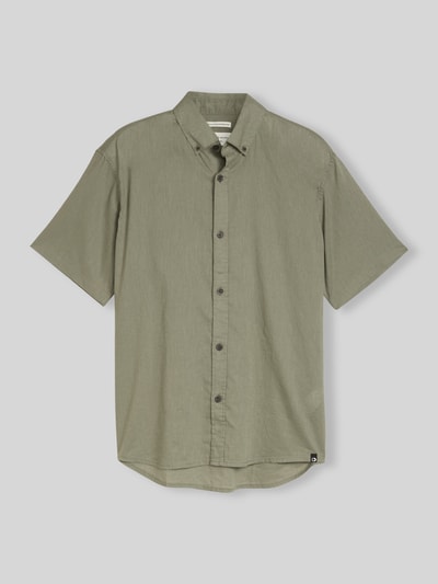 Produktfoto, Relaxed Fit Freizeithemd aus Leinen-Baumwoll-Mix von Tom Tailor Denim in Optik: Unifarben, leicht strukturierte Flammgarn-Oberfläche, Kurzarm, Button-Down-Kragen, durchgehende Knopfleiste, Label-Patch, Passform: Relaxed-Fit