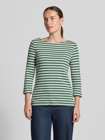 Frauenmodel trägt Longsleeve mit 3/4-Arm von Christian Berg Woman, grün-weiß gestreift, reine Baumwolle, gerader Schnitt, Nahaufnahme Oberkörper.
