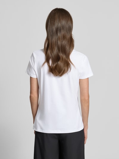 Frauenmodel trägt T-Shirt mit Logo Modell 'BRIANA' von Guess Activewear, weiß, Baumwoll-Elasthan-Mix, Regular Fit, Ganzkörperansicht Rückansicht.