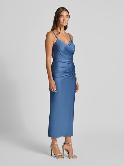 Modelka prezentuje niebieską sukienkę typu maxikleid o dopasowanym kroju slim fit, z sercowym dekoltem, drapowaniami i cienkimi ramiączkami, fason kopertowy, szerokość w rozmiarze 36: 44 cm, długość tyłu: 133 cm, Cocktailkleid mit Herz-Ausschnitt od TROYDEN COLLECTION, ujęcie całej sylwetki z przodu