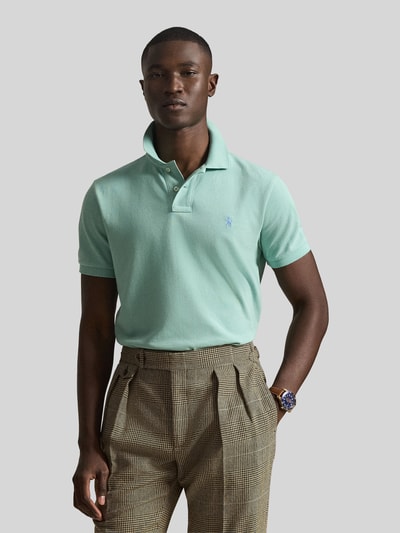 Männermodel trägt Regular Fit Poloshirt aus reiner Baumwolle von Polo Ralph Lauren in Mint, unifarben, Piqué-Struktur, Nahaufnahme Oberkörper.
