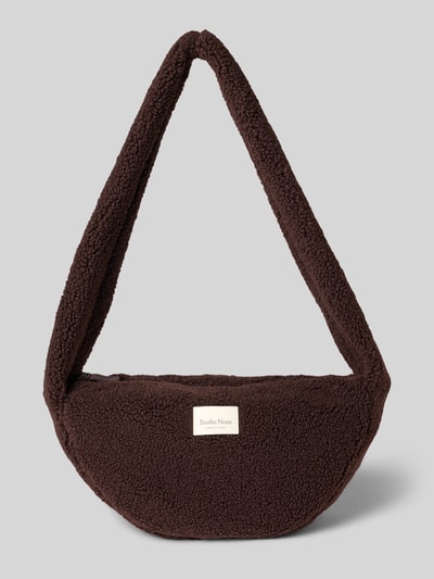 Produktfoto, Shoulder Bag aus Teddyfell von Studio Noos w kolorze ciemnobrązowym, futerko, naszywka z logo, Główna przegroda z zamkiem błyskawicznym, szeroki pasek na ramię, przegródka wewnętrzna zapinana na zamek błyskawiczny, Szerokość w rozmiarze 1: 48 cm, Długość w rozmiarze 1: 24 cm, Głębokość w rozmiarze 1: 10 cm, długość paska: 90 cm