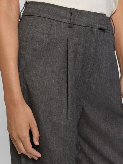 Frauenmodel trägt Culotte mit Bundfalten Modell 'BILL' von SUNCOO PARIS aus Material-Mix mit Leinen-Anteil, Nahaufnahme Oberschenkel.