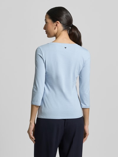 Modelka kobieca ma na sobie Slim Fit 3/4-Shirt aus Baumwoll-Mix Modell 'MULTIA' od Weekend Max Mara, jasnoniebieski, krój slim fit, gładki, logotyp, rękaw 3/4, bawełniana mieszanka, widok całej sylwetki z tyłu.