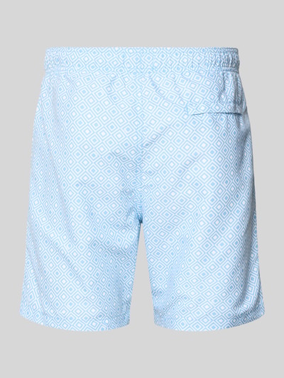 Produktfoto, hellblaue Herren Badehose mit weißem Rautenmuster, Label-Patch, Gesäßleistentasche, Loose-Fit, elastischer Bund mit Kordelzug, Modell 'Mike' von Shiwi.