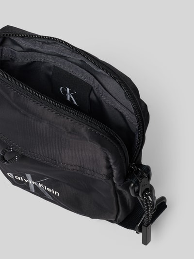 Produktfoto, czarna torba na ramię Umhängetasche mit Logo-Stitching Modell 'BOLD SQUARE CROSSBODY' von CK Calvin Klein, tekstura gładka, detal zamka, kontekst: torba na ramię męska CK Calvin Klein